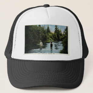 Forellenfischen in der Nähe von Escanaba, Michigan Truckerkappe