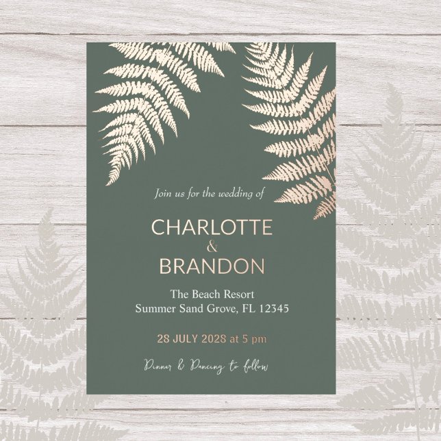 Forest Green Ferns Outdoor Wedding Gold Folieneinladung (Von Creator hochgeladen)