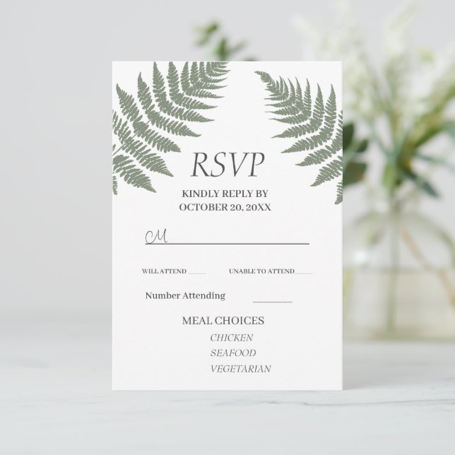 Forest Green Ferns Outdoor Wedding RSVP Karte (Stehend Vorderseite)