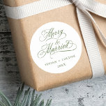Forest Green Merry & Verheiratet New Weds Weihnach Runder Aufkleber<br><div class="desc">Elegantes und romantisches Wirbles Kalligrafieschrift "Merry & Verheiratet" mit Namen und Jahr. Für eine weiter gehende Anpassung dieses Designs klicken Sie bitte auf den BUTTON BLAU DESIGN TOOL oben!</div>