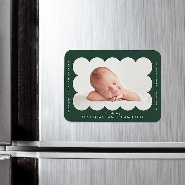 Forest Green Modern Scalloped Birth Ankündigung Magnet (Von Creator hochgeladen)