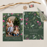 Forest Green Pink Botanical Foliage Arch 1 Foto Feiertagskarte<br><div class="desc">Diese Kollektion besticht durch leuchtend rosa Aquarellen,  Beeren und Wintergrün mit moderner und eleganter Typografie,  die im Winter mit botanischen Mustern geschmückt ist.</div>