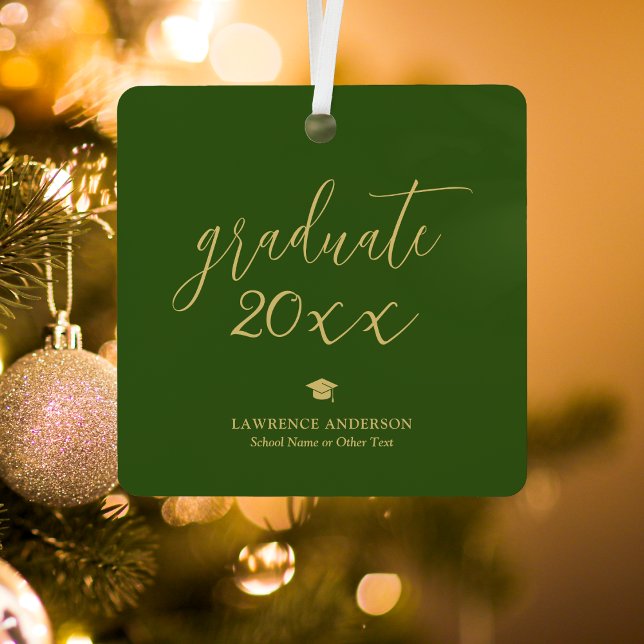 Forest Green und Gold Script 2024 Graduate Foto Ornament Aus Metall (Von Creator hochgeladen)