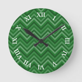 Forest Green Zig Zag Muster mit bearbeitbaren Zahl Runde Wanduhr