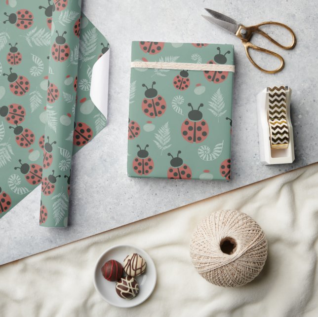 Forest Ladybugs Green Background Geschenkpapier (Kunsthandwerk)