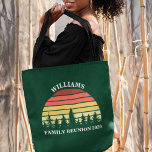Forest Sunset Camping Trip Custom Family Wiederseh<br><div class="desc">Cool passende Familien Wiedersehen Tote Taschen in grün für die ganze Gruppe zu einem Natur-Ausflug oder Camping-Ausflug bringen. Diese Sondergeschenke mit Sake bieten einen schönen Vintagen Sonnenuntergang über einem Wald mit hübschen Bäumen unter Ihrem personalisierten Text.</div>