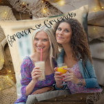 Forever Friends Liebe Herz Typografie Platz Foto Kissen<br><div class="desc">Chic Foto-Plakette mit Ihrem eigenen Foto. Ein wunderschönes Foto mit Texteüberlagerung, die in Handschrift "ewig Freunde" und mit einem niedlichen Liebe-Herz verknüpft ist. Die Fotovorlage ist für Sie Set, um Ihr Foto hinzuzufügen, das im quadratischen Format angezeigt wird, sodass, wenn Sie Probleme mit der Platzierung haben, können Sie versuchen, auf...</div>