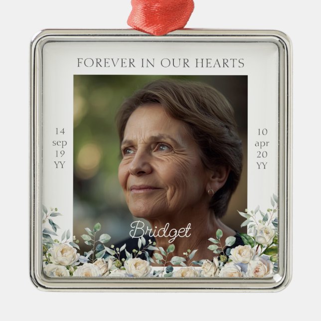 Forever In Our Hearts White Roses Remembrance Ornament Aus Metall (Vorne)