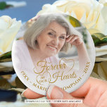 Forever in unserem Hearts Memorial Foto Name Gold Button<br><div class="desc">Erinnern Sie sich an Ihren Liebsten mit diesem Foto Gedenktafel Tribute-Sake-Taste mit ihrem Bild, Ihrem eigenen Text und dem Titel FOREVER IN UNSEREN HERZEN in einer extravaganten Kalligraphie Schrift Typografie mit Herzen in Ihrer Wahl von Text-und Herzfarben auf Ihrem Bild zeigen (in Gold gezeigt). Ideal zum Teilen als Erinnerungen an...</div>