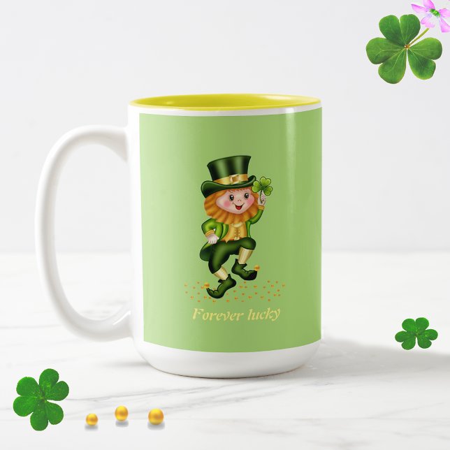 Forever Lucky Green Gnome & Monogram on Lime Green Zweifarbige Tasse (Von Creator hochgeladen)