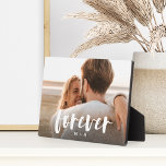 Forever Script Overlay Personalisierte Paare Foto Fotoplatte<br><div class="desc">Mit dieser einzigartigen Foto-Plakette,  die perfekt für Paare geeignet ist,  können Sie Ihre Hochzeit,  Verlobung,  Jubiläum,  Flitterwochen oder besondere Momente genießen. Fügen Sie ein beliebtes Foto hinzu,  mit "ewig" überlagert in lässigen Schriftzeichen,  und Ihre Initialen darunter.</div>