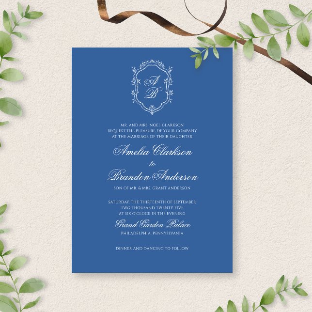 Formal Blue Leaf Monogram Wappen & Script Wedding Einladung (Von Creator hochgeladen)