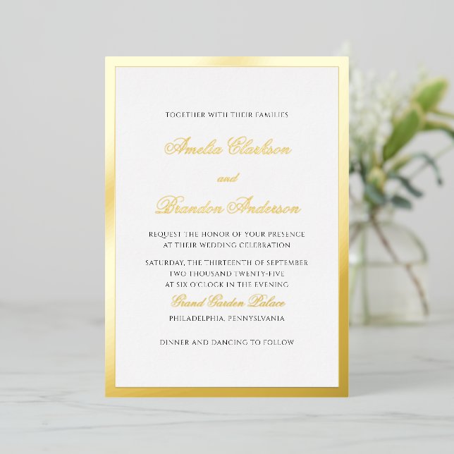 Formal Classic Gold Dick Border & Script Wedding Folieneinladung (Stehend vorne)