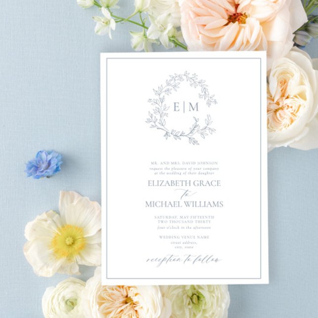 Formal Dusty Blue Leafy Wappen Monogram Wedding Einladung (Von Creator hochgeladen)
