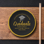 Formal Gold Black Graduation Party Personalisiert Pappteller<br><div class="desc">Diese ausgeklügelten Teller aus Papier- und Graduiertenpapier mit Gold und Schwarz zeichnen sich durch eine elegante,  kursive Schrift aus. Personalisieren Sie diese Gratulationen Klasse von 2025 Graduierte Dekor mit schicken Serifen Typografie für eine formale Senior-Feier. Moderne High School oder Uni-Abschluß Party Suite mit schlichten runden Rahmen.</div>