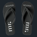 Formales Bräutigame Wedding personalisiert Flip Flops<br><div class="desc">Ein niedlicher Zusatz zu Ihrem Strand oder zu Poolsidehochzeit! Schwarzes drehen Reinfälle mit dem Wort "Herr" um und der Bräutigamname sind personalisiert. Um zu sehen gefallen zusammenpassende Bräute Reinfälle umzudrehen besichtigen meinen Speicher "die Hungarican Prinzessin" bei www.zazzle.com/hungaricanprincess*. Schauen Sie in meiner "umdrehen Reinfall" Abteilungskategorie. Glückwünsche!</div>