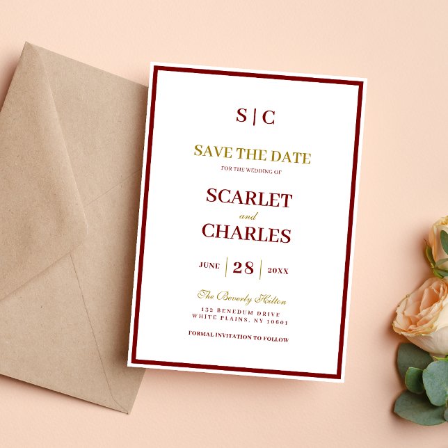 Formell klassische burgunderrote und goldene Monog Save The Date (Burgundy and gold monogram save the date announces your wedding with elegant, personal style.)
