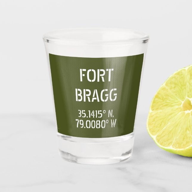 Fort Bragg Latitude Länge Schnapsglas (Vorderseite)