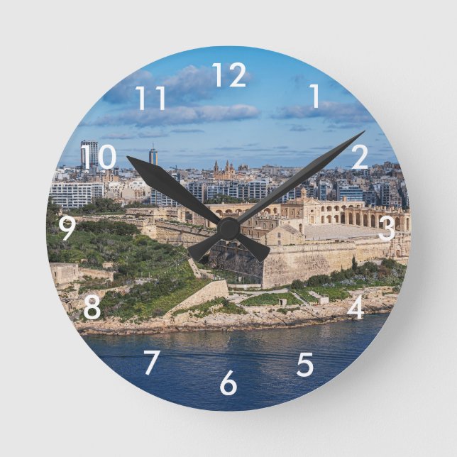 Fort Manoel und Sliema aus Valletta, Malta Runde Wanduhr (Vorderseite)
