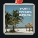 Fort Myers Beach Florida Ornament Aus Metall<br><div class="desc">Fort Myers Beach,  Florida,  Beach-Szene-Foto mit Palmen und eine Ki Cabana stellt diese schöne tropische Stadt dar. Der Name "Fort Myers Beach" ist im Schriftart inbegriffen.</div>