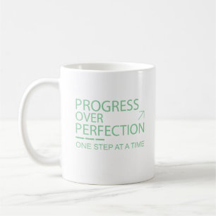 Fortschritt vor Perfektion Motivations-Typografie  Kaffeetasse