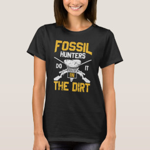 Fossile Jäger tun das im dunklen Fossil-Zahnshaus T-Shirt