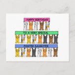 Foster Daughter Happy Birthday Postkarte<br><div class="desc">Cartoon-Katzen halten lange farbige Banner auf,  die "Happy Birthday zu einer ganz besonderen Pflegetochter" sagen.</div>