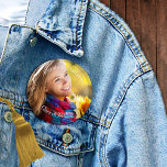 Foto 2023 | Name Abschluss Button<br><div class="desc">Unser Foto Pinback Design personalisiert mit Ihrem Klassenjahr und Namen. Personalisieren Sie mit Ihrem Foto oder so erschwinglich wie diese Schaltflächen sind,  erstellen Sie eine für alle in Ihrer Klasse als Gastgeschenk. Originelles Design von Holiday Hearts Designs (Rechte vorbehalten).</div>