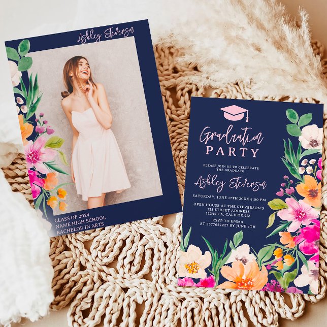 Foto-Abschluss für -Blume Einladung (Bright wild flowers script photo graduation invitation on navy blue)