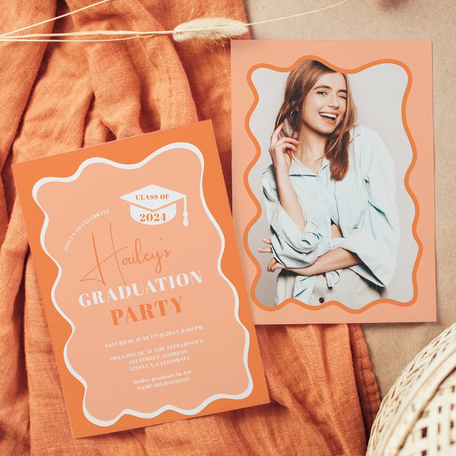 Foto-Abschluss für das Peach Retro Wavy-Frame Einladung (Peach retro wavy frame photo graduation invitation)