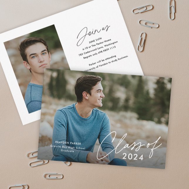 Foto-Abschluss für Skriptklasse Geschlossen Einladung (Simple modern class of 2024 (editable year) script photo graduation invitation announcement.)