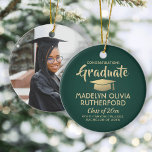 Foto Abschluss Glückwunsch Moderne Grün und Gold Keramik Ornament<br><div class="desc">Erinnern Sie sich an den Erfolg des Absolventen mit einem maßgeschneiderten Foto Grün und Gold rund Abschluss Weihnachtsschmuck. Bild und Text sind einfach zu anpassen. Beinhaltet ein beliebtes inspirierendes Zitat, motivierend Sprichwort, Schulname und -abschluss, Glückwünsche, vielen Dank an Mama und Papa, oder eine andere Botschaft Ihrer Wahl. UM HINTERGRUND ODER...</div>
