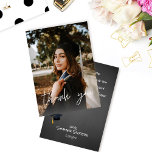Foto Abschluss Hat Chalkboard V Dankeschön Karte<br><div class="desc">Viel Spaß mit deinem Abschluss dank Karten. Holen Sie sich dieses mit einem Abschluss-Thema - ein Gradcap und Chalkboard. Machen Sie die Größe kleiner oder wählen Sie verschiedene Papieroptionen mit dieser Karte. Nach der Veranstaltung können Sie ein Foto oder eine Auswahl an verschiedenen Leuten senden. Es ist einfach, Ihre Dankeschön-Fotokarte...</div>
