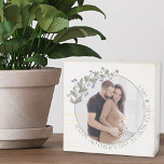 Foto am Muttertag Gerahmt mit Lila Wildblume Holzkisten Schild<br><div class="desc">Foto aus Holz für den Muttertag oder bearbeiten Sie den Text für jeden anderen Anlass. Die Fotovorlage ist für Sie Set, um Ihr Bild, das in runder Form angezeigt wird, hinzuzufügen. Dieses elegante und zarte Design hat ein Blumenrahmen mit lila wilden Blume und Grünpflanzen. Wenn Sie Probleme mit der Bildplatzierung...</div>