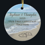 Foto an Back First Christmas Together Beach Keramik Ornament<br><div class="desc">Fügen Sie Ihr ophoto auf der Rückseite! Denken Sie an eine Hochzeit am Strand oder Flitterwochen mit diesem Sake Hochzeit-Ornament. Erste Weihnachten zusammen mit zwei ineinander greifenden Strand Hochzeitsherzen gezeichnet im Sand macht eine elegante tropische Ozean Küste nautische Thema Hochzeit, die passende Set von Gegenständen. Hübsche türkisfarbene Wellen, die am...</div>