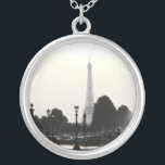Foto Anhänger Paris Eiffelturm Schwarz-Weiß Versilberte Kette<br><div class="desc">Foto Anhänger: Paris Eiffelturm Schwarz und Weiß. Schönes,  altes Foto von Paris,  Frankreich,  schwarz-weiß. Ein Stadtbild mit dem Eiffelturm im Hintergrund. Ein wunderbares Geschenk für jeden Anlass!</div>