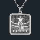 *~* FOTO AP42 FAMILY Picture Glitzer Versilberte Kette<br><div class="desc">SQUARE NECKLACE Picture Foto Juwelier - Schwarzer GLITZER und Weißblockbriefe (Suche nach AP42 für ähnliche Designs auf verschiedenen Produkten ) Transfer zu bevorzugten Zazzle Produkten oder anderen Schmuckstücken. * Energetisch verbesserte Erinnerung Keepake Erinnerungen Gedächtnisfamilie. Laden Sie Ihr Familienbild hoch. Der Text lautet jetzt "FAMILY". Ein Textbereich steht zur Verfügung. Personalisieren...</div>
