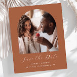 Foto Arktis Skript Terracotta Save the Date<br><div class="desc">Diese schlichte,  minimalistische Save the Date Karte verfügt über einen bohligen Foto-Bogen über den Worten "Save the Date" in eleganter Schrift,  gefolgt von den Namen der Ehepaare,  Hochzeitstag und Stadt in sans Serif Schriftart auf Terrakotta Hintergrund. Fügen Sie eine detailliertere Nachricht mit weiteren Informationen auf der Rückseite hinzu.</div>