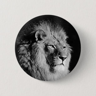 Foto aus schwarzem und weißem Lion Button