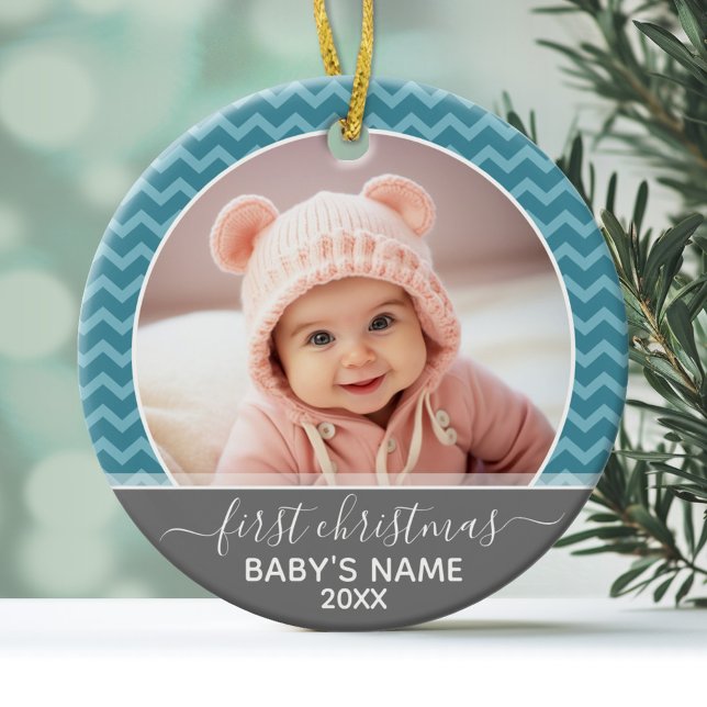 Foto Babys Erste Weihnachten - blaue Chevronen gra Keramik Ornament (Personalized Photo Ornament - Baby's First Christmas)