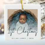 Foto Baby's First Christmas Aquamarin Blue Script Keramikornament<br><div class="desc">Feiern Sie mit diesem modernen minimalistischen Foto-Sake-Ornament das erste Weihnachtsfest des Babys. Der aquamarine blaue Text lautet "1. Weihnachten" in angesagter Handschrift. Ersetzen Sie das Beispielbild einfach durch Ihr Lieblings-Foto, und fügen Sie den Namen des Babys und das unten stehende Jahr hinzu. Ein Bildschirm mit weißem Farbverlauf ermöglicht den Pop...</div>