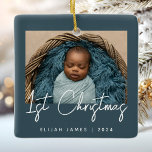 Foto Baby's First Christmas Aquamarin Blue White Keramikornament<br><div class="desc">Feiern Sie mit diesem modernen minimalistischen Foto-Sake-Ornament das erste Weihnachtsfest des Babys. Der weiße Text liest "1. Weihnachten" in angesagter Handschrift auf aquamarinem,  blauen Hintergrund. Ersetzen Sie das Beispielbild einfach durch Ihr Lieblings-Foto,  und fügen Sie den Namen des Babys und das unten stehende Jahr hinzu.</div>