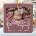 Foto Baby's First Christmas Dusty Rose Keramik Keramikornament<br><div class="desc">Feiern Sie mit diesem modernen minimalistischen Foto-Sake-Ornament das erste Weihnachtsfest des Babys. Der weiße Text liest "1. Weihnachten" in angesagter Handschrift auf einem staubigen Hintergrund der Rose. Ersetzen Sie das Beispielbild einfach durch Ihr Lieblings-Foto,  und fügen Sie den Namen des Babys und das unten stehende Jahr hinzu.</div>