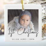Foto Baby's First Christmas Gray Script Keramik Keramikornament<br><div class="desc">Feiern Sie mit diesem modernen minimalistischen Foto-Sake-Ornament das erste Weihnachtsfest des Babys. Der kohlegraue Text liest in trendiger Handschrift "1. Weihnachten". Ersetzen Sie das Beispielbild einfach durch Ihr Lieblings-Foto, und fügen Sie den Namen des Babys und das unten stehende Jahr hinzu. Ein Bildschirm mit weißem Farbverlauf ermöglicht den Pop des...</div>