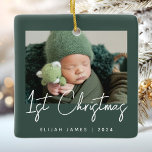 Foto Baby's First Christmas Green Keramikornament<br><div class="desc">Feiern Sie mit diesem modernen minimalistischen Foto-Sake-Ornament das erste Weihnachtsfest des Babys. Der weiße Text liest "1. Weihnachten" in angesagter Handschrift auf dunkelgrünem Hintergrund. Ersetzen Sie das Beispielbild einfach durch Ihr Lieblings-Foto,  und fügen Sie den Namen des Babys und das unten stehende Jahr hinzu.</div>