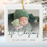 Foto Baby's First Christmas Green Script Keramikornament<br><div class="desc">Feiern Sie mit diesem modernen minimalistischen Foto-Sake-Ornament das erste Weihnachtsfest des Babys. Der dunkelgrüne Text lautet "1. Weihnachten" in angesagter Handschrift. Ersetzen Sie das Beispielbild einfach durch Ihr Lieblings-Foto, und fügen Sie den Namen des Babys und das unten stehende Jahr hinzu. Ein Bildschirm mit weißem Farbverlauf ermöglicht den Pop des...</div>