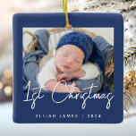 Foto Baby's First Christmas Navy Blue White Keramikornament<br><div class="desc">Feiern Sie mit diesem modernen minimalistischen Foto-Sake-Ornament das erste Weihnachtsfest des Babys. Der marineblaue Text liest in trendiger Handschrift "1. Weihnachten". Ersetzen Sie das Beispielbild einfach durch Ihr Lieblings-Foto, und fügen Sie den Namen des Babys und das unten stehende Jahr hinzu. Ein Bildschirm mit weißem Farbverlauf ermöglicht den Pop des...</div>