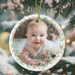 Foto Baby's First Christmas - Niedlicher rustikale Keramik Ornament<br><div class="desc">Kundenspezifisch, Foto Baby's First Christmas - Niedlicher rustikaler Kranz, Wasserfarbe, Keramik Ornament. Erinnern Sie sich an das erste Weihnachtsfest Ihres Babys mit diesem eleganten, anpassbaren Rundschmuck aus Keramik des Fotos. Das Design besticht durch einen charmanten, minimalistischen Kranz, einen handgeschriebenen Schriftart, der eine Mischung aus rustikaler Einfachheit und zeitloser Eleganz bietet....</div>