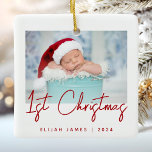 Foto Baby's First Christmas Red Script Keramik Keramikornament<br><div class="desc">Feiern Sie mit diesem modernen minimalistischen Foto-Sake-Ornament das erste Weihnachtsfest des Babys. Der rote Text lautet "1. Weihnachten" in angesagter Handschrift. Ersetzen Sie das Beispielbild einfach durch Ihr Lieblings-Foto, und fügen Sie den Namen des Babys und das unten stehende Jahr hinzu. Ein Bildschirm mit weißem Farbverlauf ermöglicht den Pop des...</div>