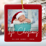 Foto Baby's First Christmas Red White Script Keramikornament<br><div class="desc">Feiern Sie mit diesem modernen minimalistischen Foto-Sake-Ornament das erste Weihnachtsfest des Babys. Der weiße Text liest "1. Weihnachten" in angesagter Handschrift auf rotem Hintergrund. Ersetzen Sie das Beispielbild einfach durch Ihr Lieblings-Foto,  und fügen Sie den Namen des Babys und das unten stehende Jahr hinzu.</div>